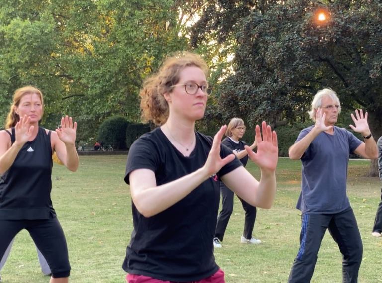 Tai Chi Form im Park in Köln